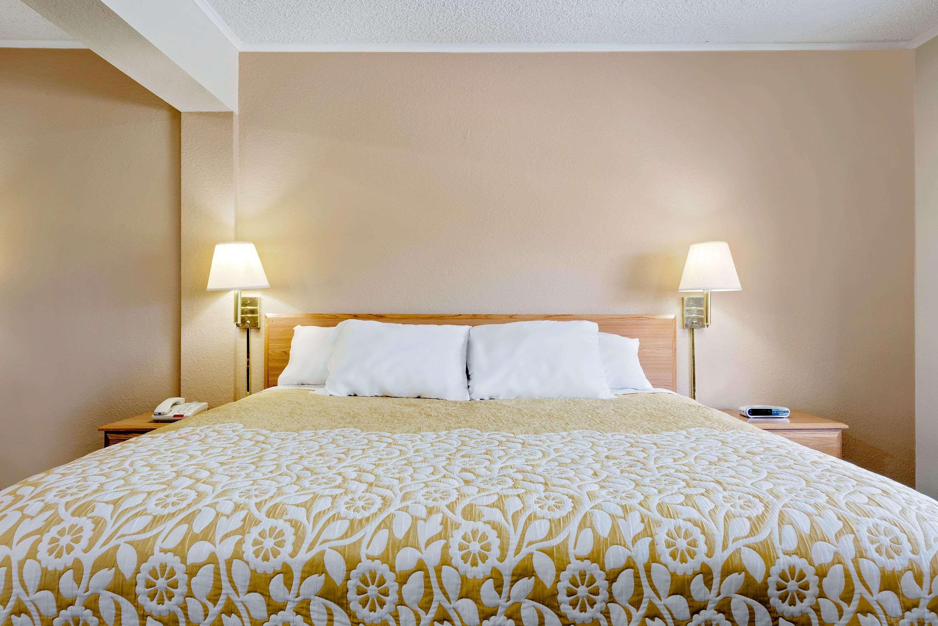 Days Inn By Wyndham Fairmont Dış mekan fotoğraf