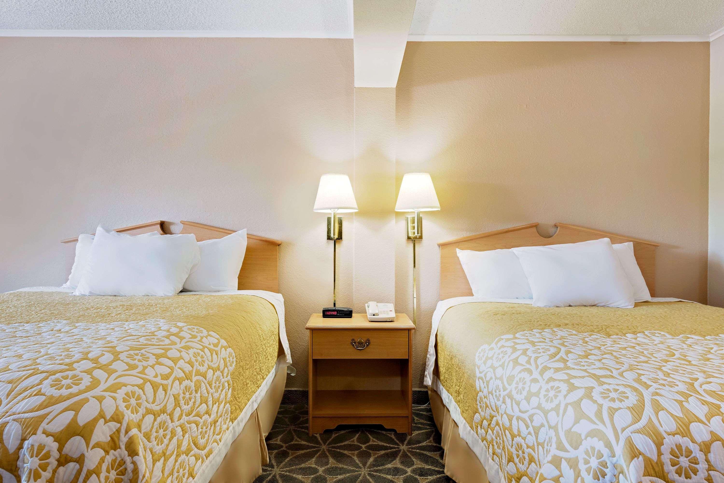 Days Inn By Wyndham Fairmont Dış mekan fotoğraf