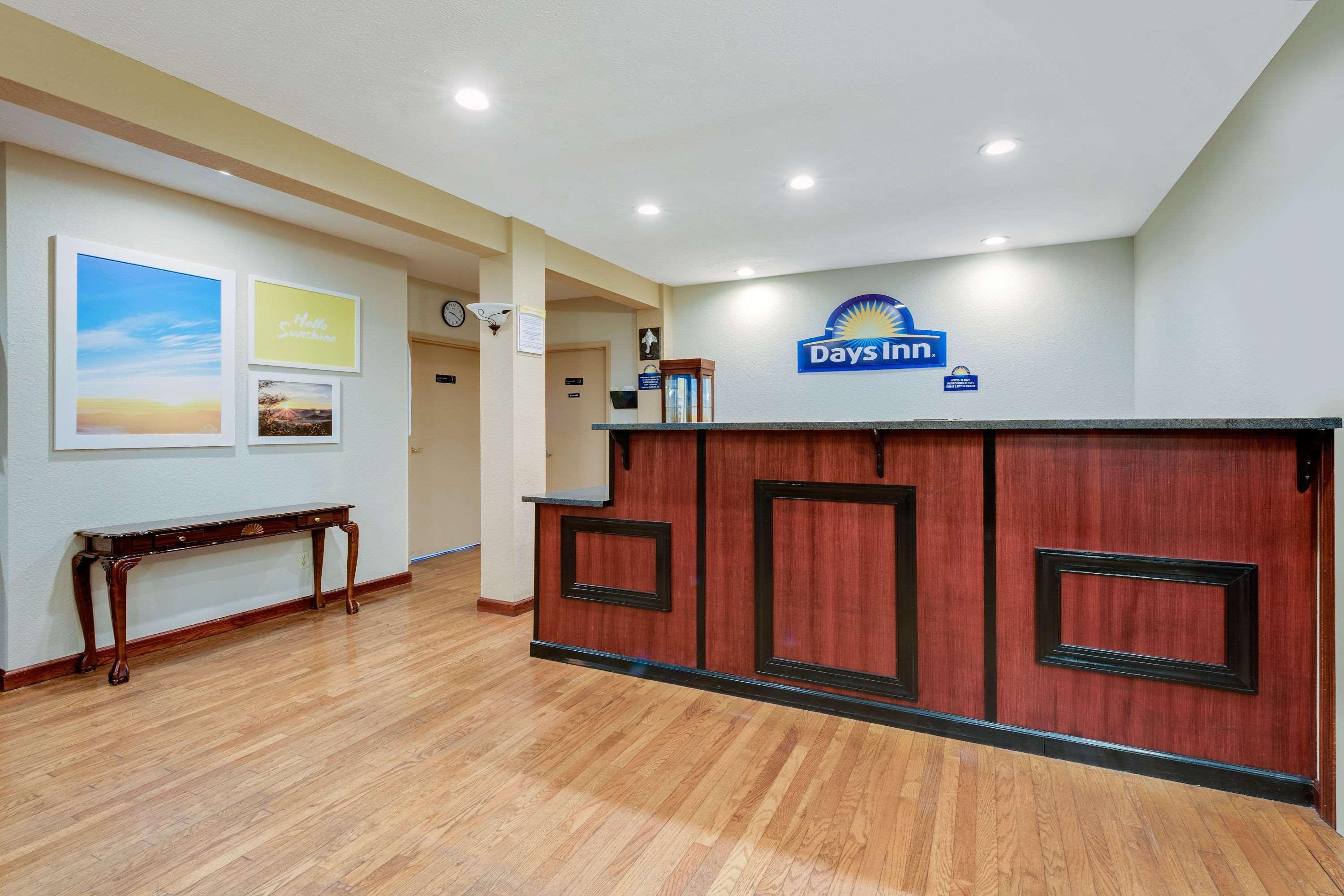 Days Inn By Wyndham Fairmont Dış mekan fotoğraf