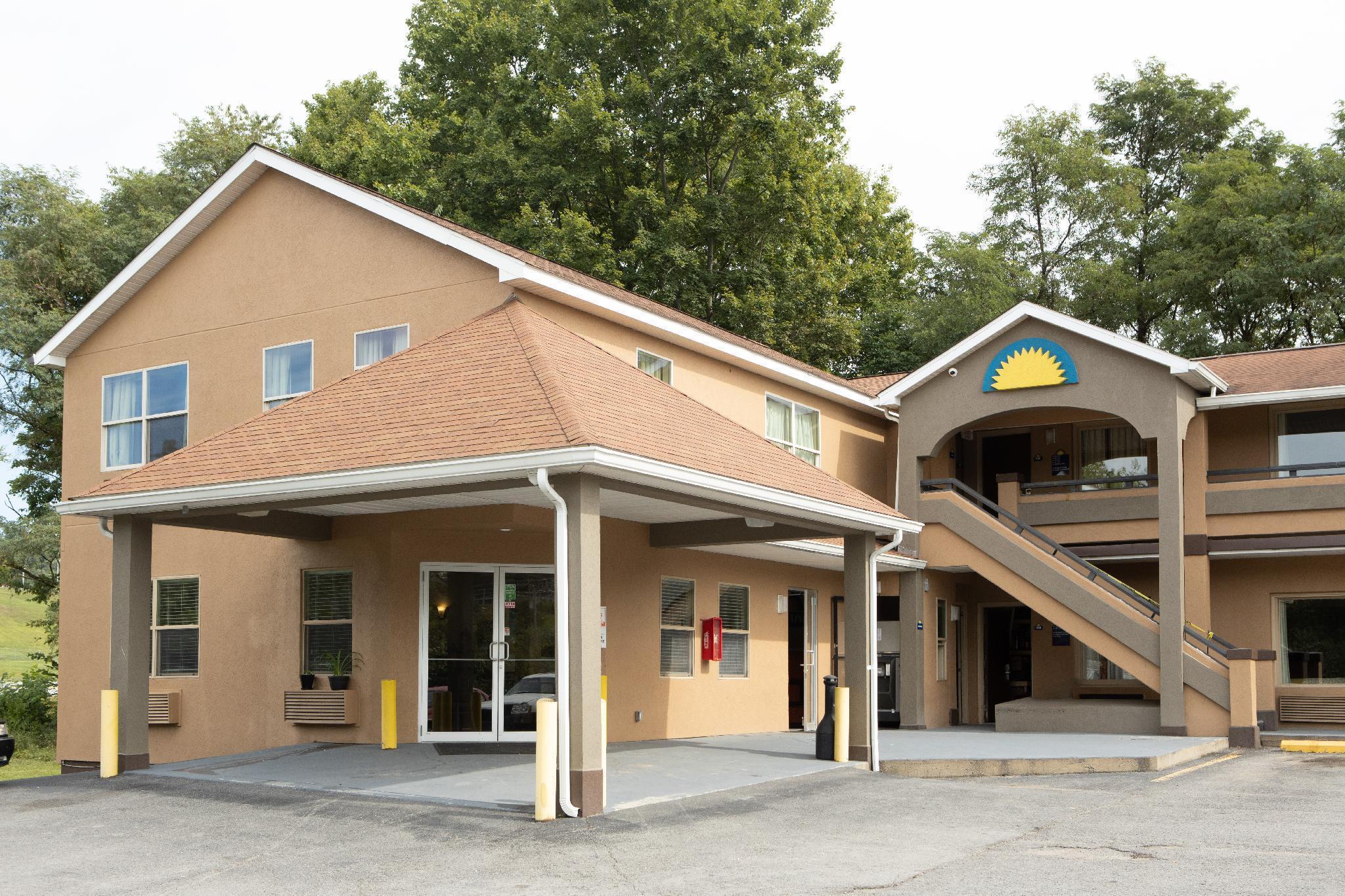 Days Inn By Wyndham Fairmont Dış mekan fotoğraf