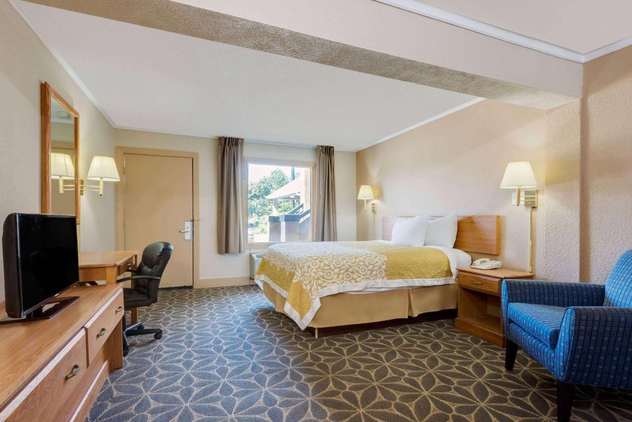 Days Inn By Wyndham Fairmont Dış mekan fotoğraf