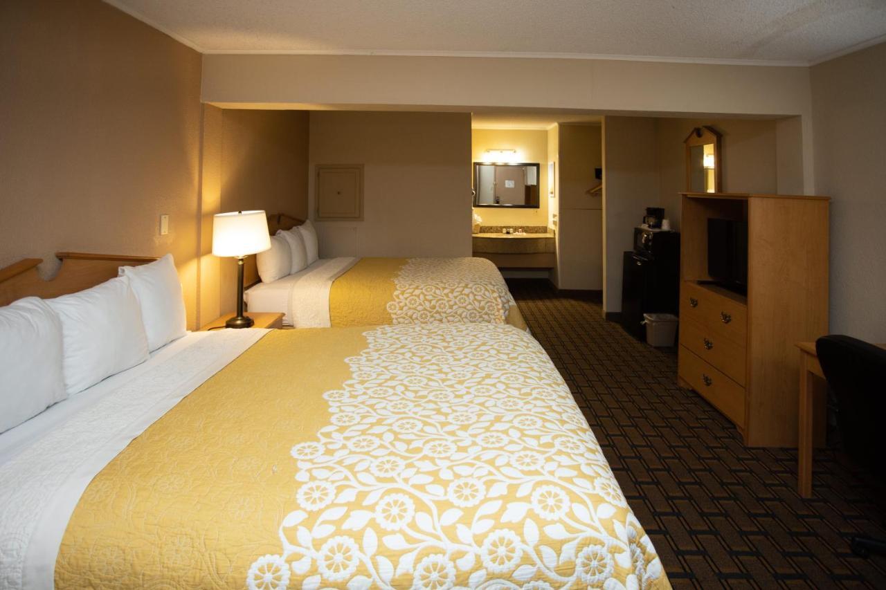 Days Inn By Wyndham Fairmont Dış mekan fotoğraf