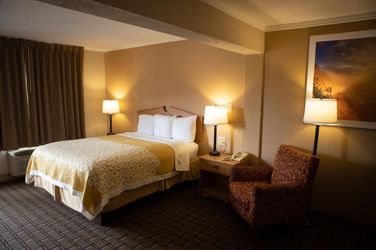 Days Inn By Wyndham Fairmont Dış mekan fotoğraf